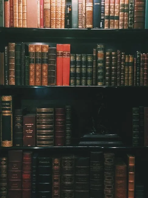 Rayonnage de livres anciens reliés en cuir, atmosphère de librairie à Sienne