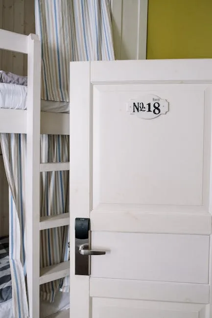 Porte de chambre numéro 18 révélant lits superposés en auberge à Sienne