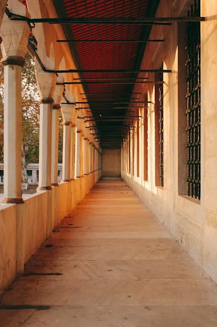 Galerie couverte aux colonnes baignée de lumière chaude à Sienne