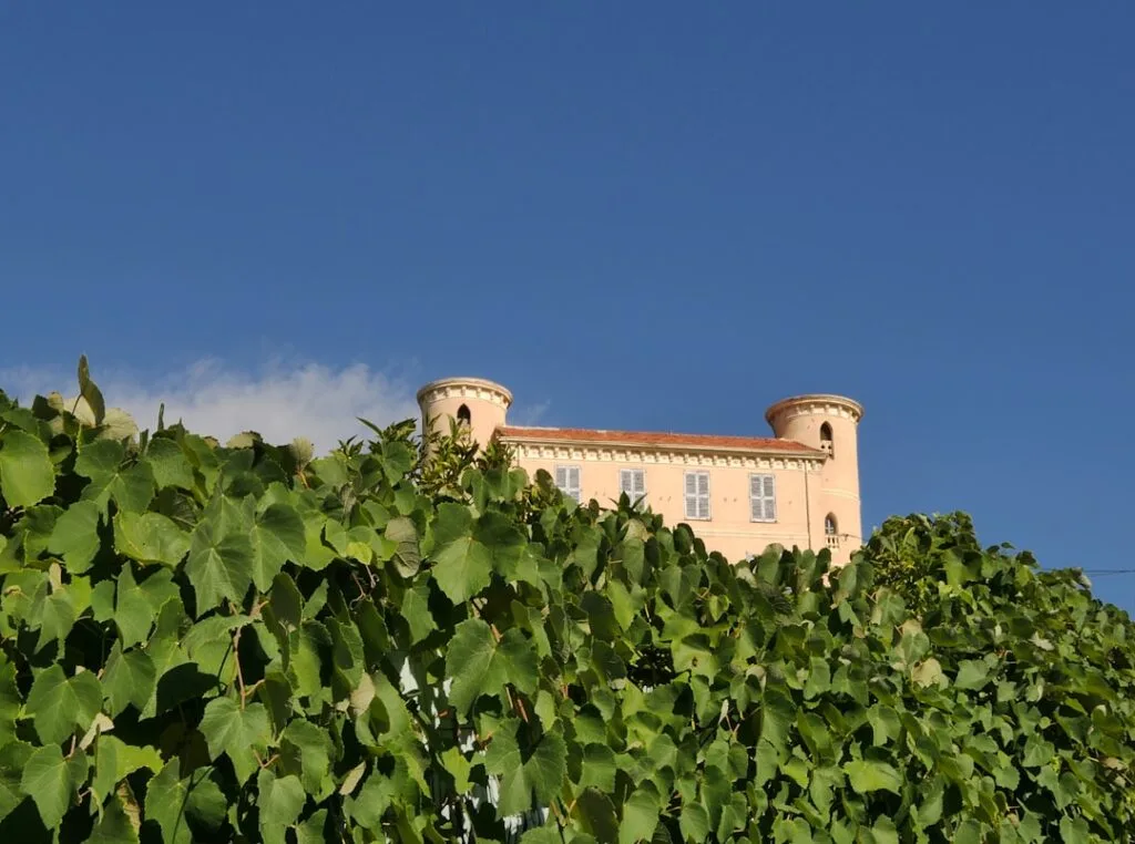 Villa rose surplombant des vignes du Chianti près de Sienne