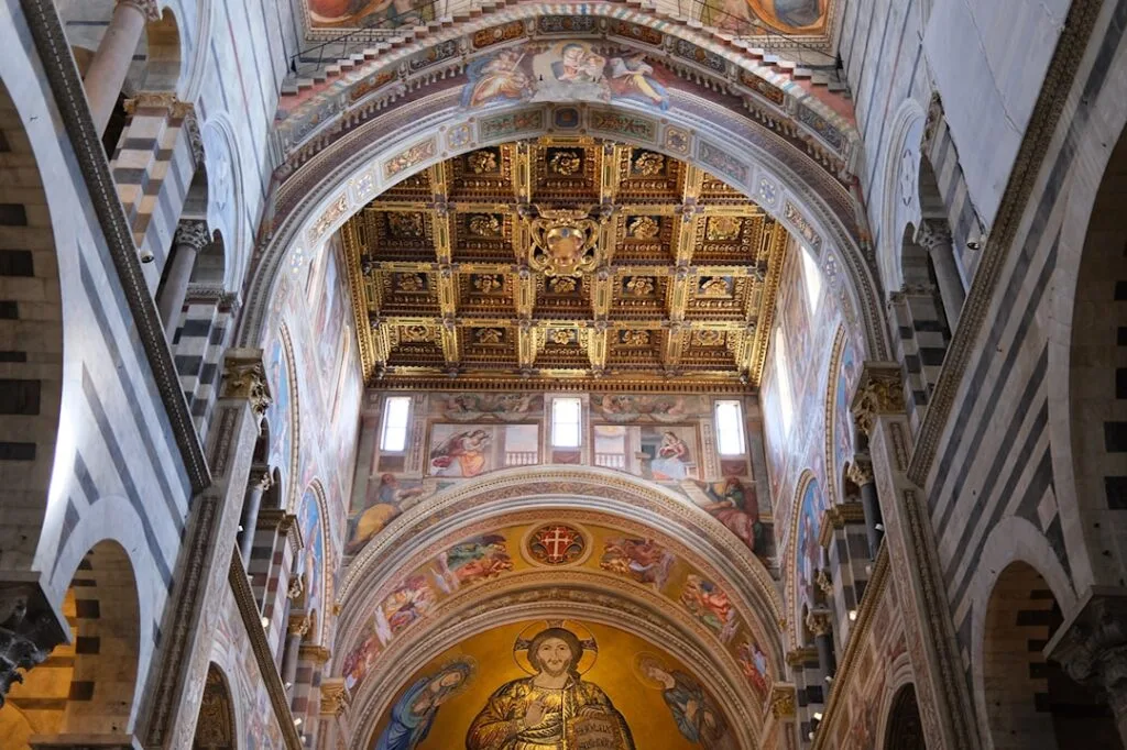 Nef richement décorée du Duomo de Sienne avec plafond doré