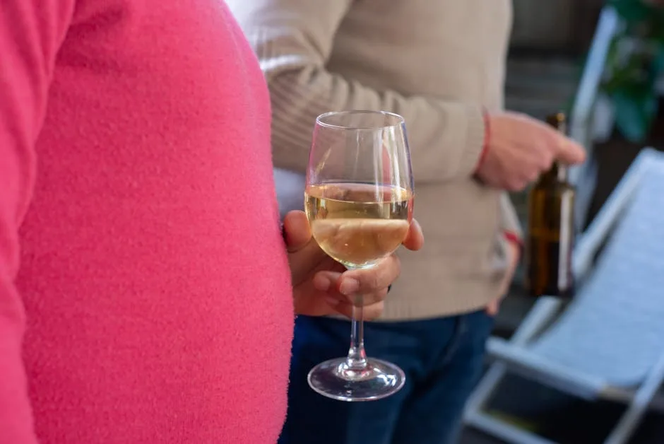 Main tenant un verre de vin blanc lors d'une dégustation dans le Chianti