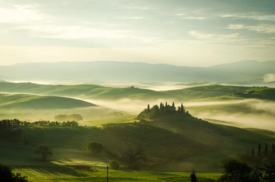 Collines verdoyantes du Chianti baignées de brume matinale