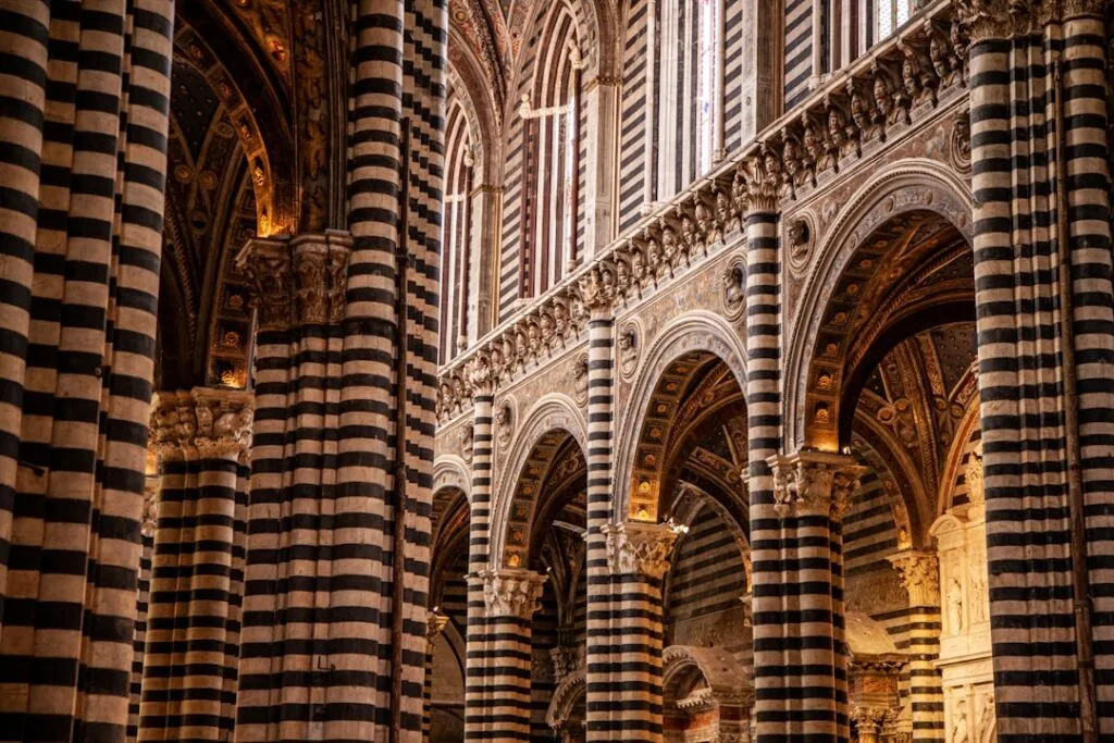Intérieur du Duomo de Sienne, colonnes rayées noir et blanc alignées