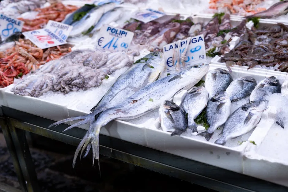 Étal de poisson sur glace avec panneaux de prix en euros au marché italien