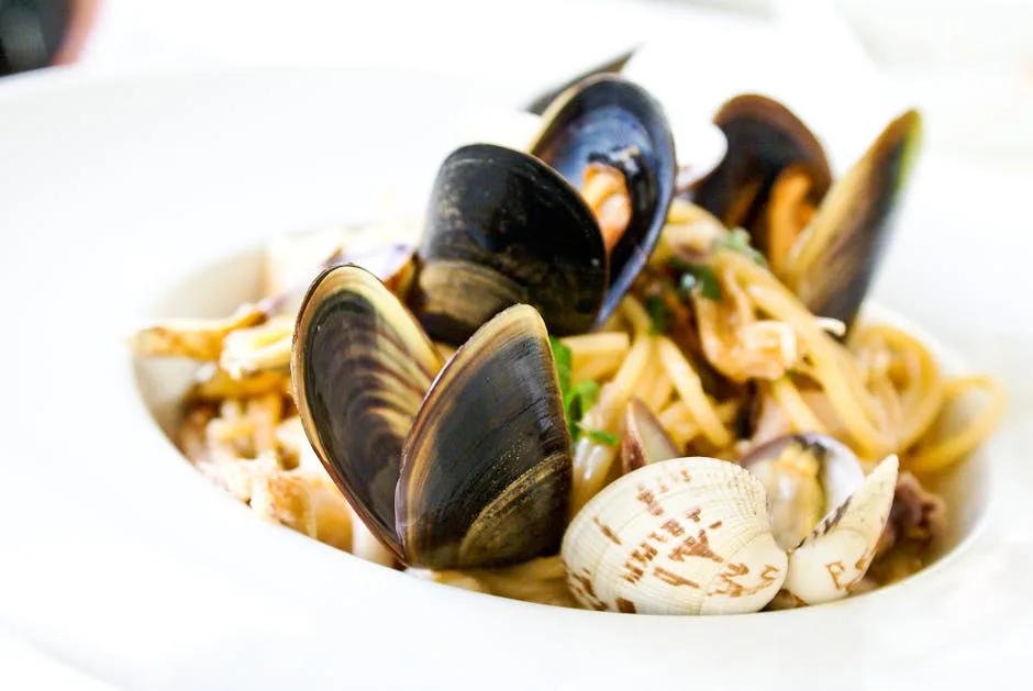 Assiette de spaghetti aux moules et palourdes, généreuse et appétissante