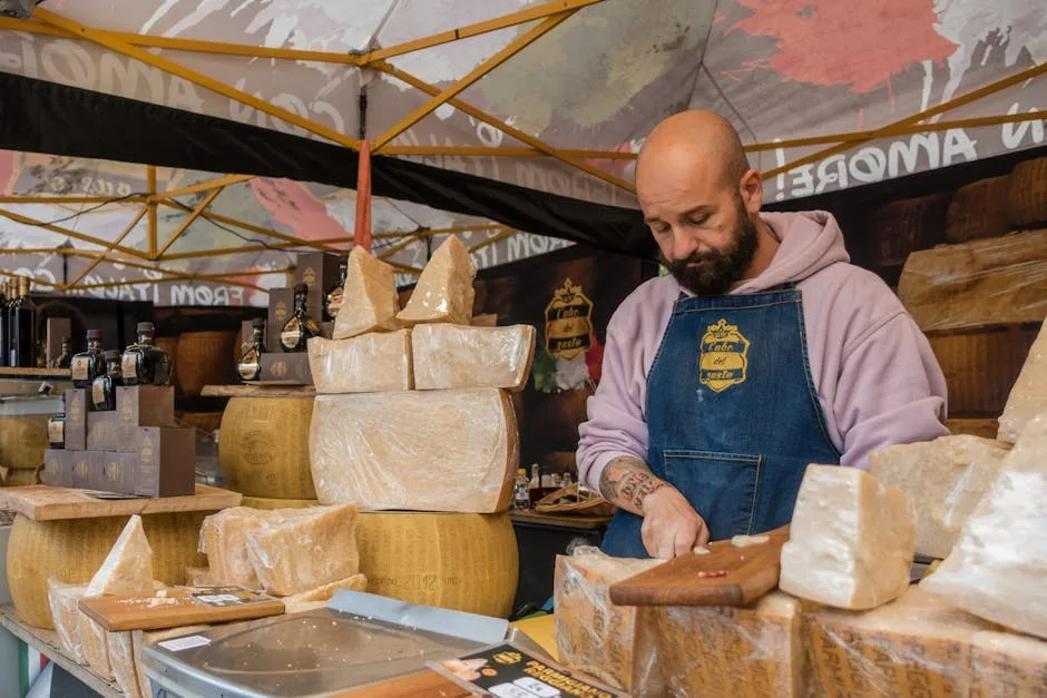 Vendeur au marché de Sienne découpant de gros morceaux de parmesan