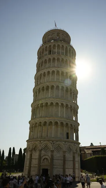 Tour penchée de Pise baignée de soleil, visiteurs au pied.