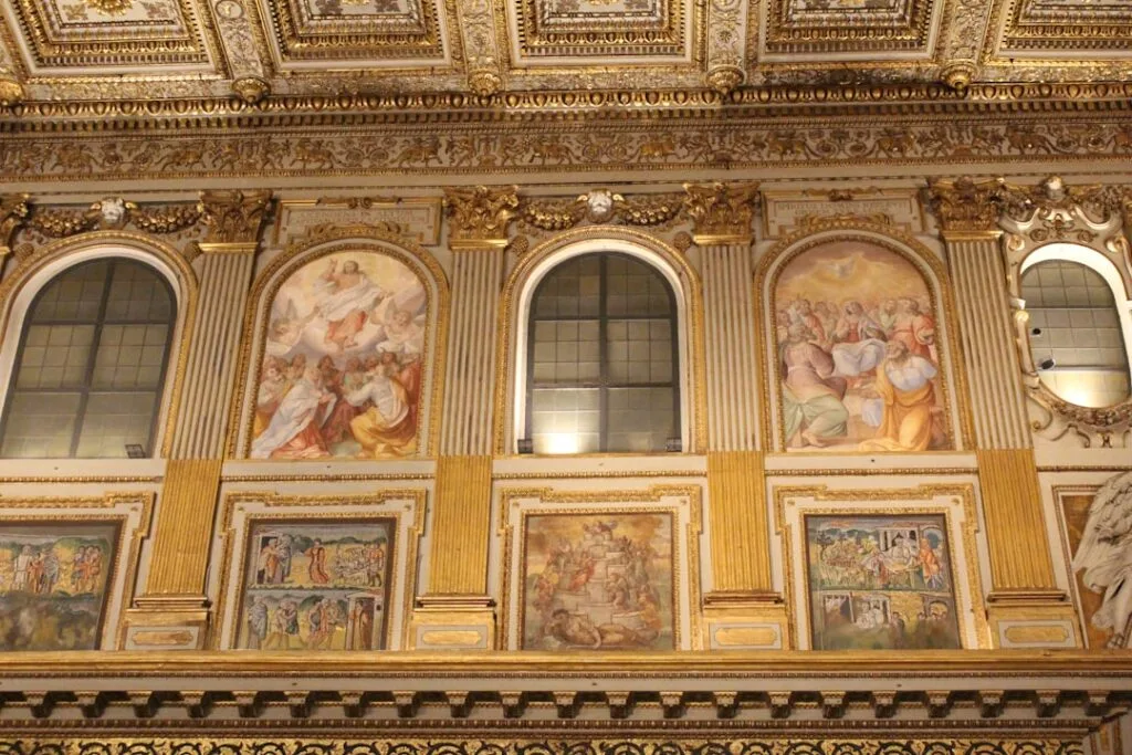 Décor doré et fresques sur mur intérieur du Palazzo Pubblico à Sienne