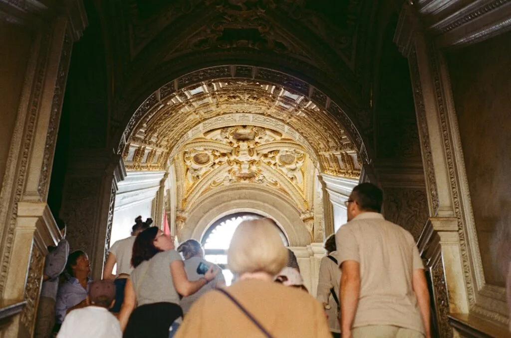 Visiteurs montant un escalier orné à l'intérieur du Duomo de Sienne