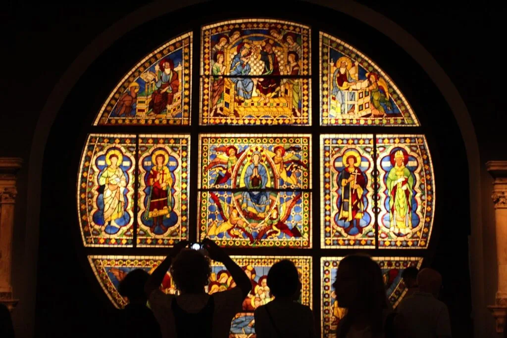 Vitrail circulaire coloré du Duomo de Sienne, silhouettes de visiteurs