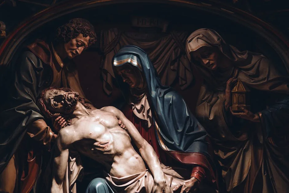 Groupe sculpté de la Pietà montrant le Christ soutenu par deux personnages, Sienne