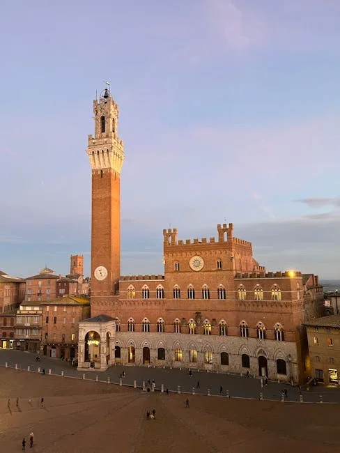 Place du Campo de Sienne avec la Torre del Mangia au crépuscule