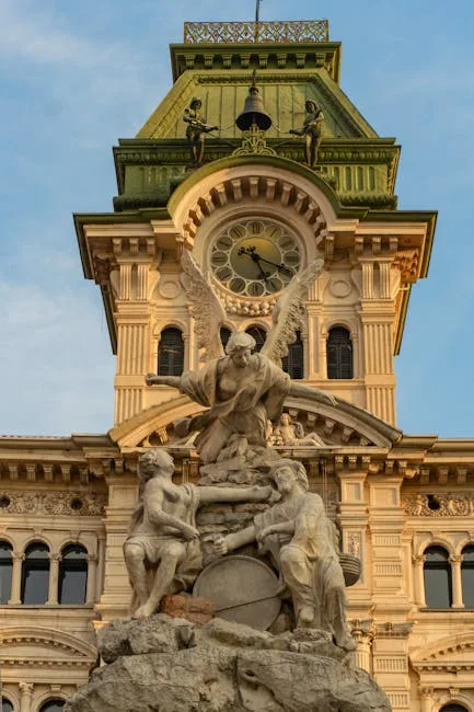 Gros plan d'une horloge sur une tour ornée de sculptures