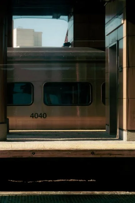 Train argenté arrêté sur un quai, numéro 4040 et ombres.