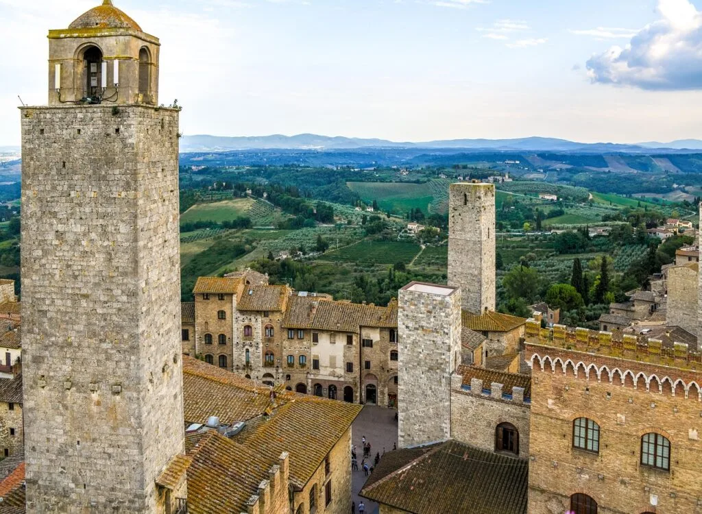 Vue depuis une tour de San Gimignano sur toits et campagne toscane