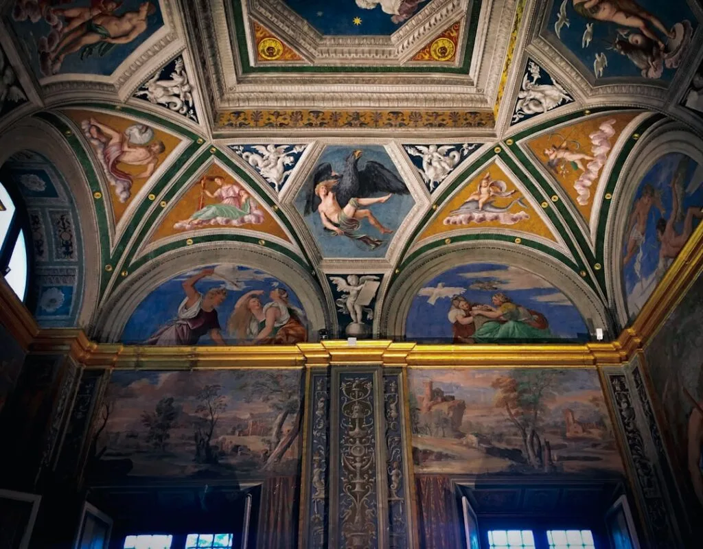 Plafond peint richement décoré d'une salle historique à Sienne