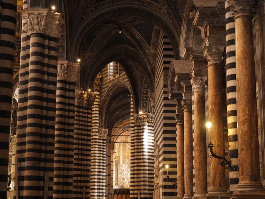 Nef du Duomo de Sienne avec colonnes rayées noir et blanc alignées