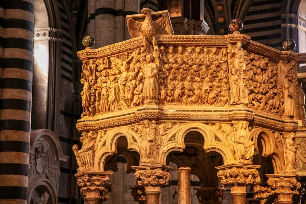 Aufwendige steinerne Kanzelreliefs im Duomo von Siena
