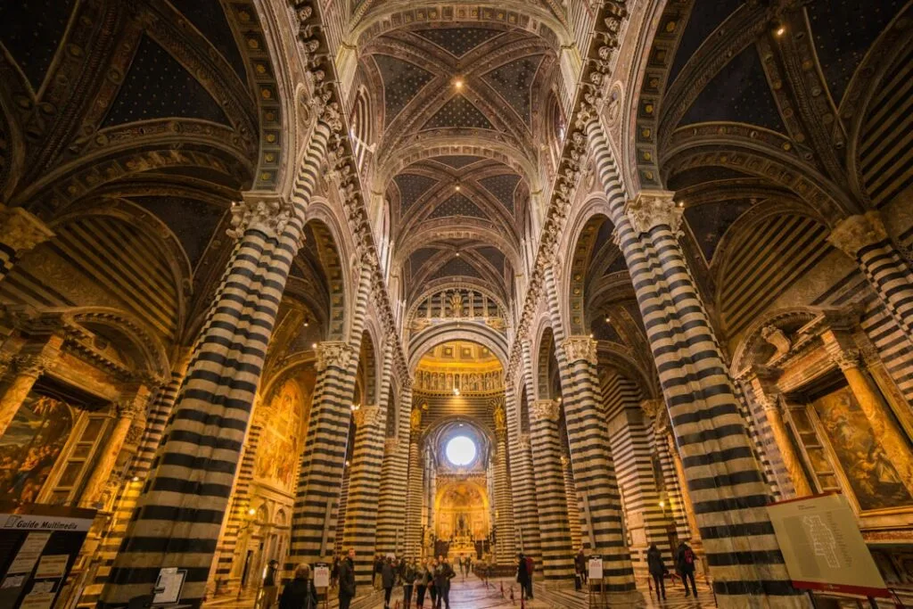 Nef du Duomo de Sienne aux colonnes rayées et voûtes décorées