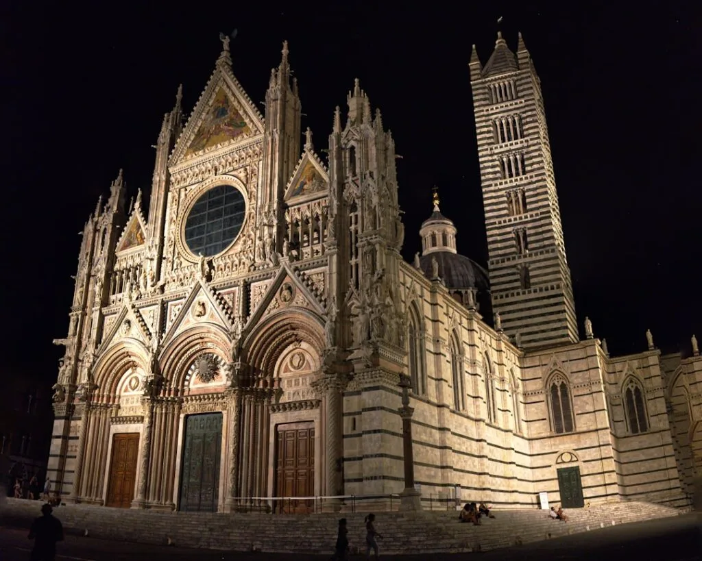 Escalier et portails du Duomo de Sienne baignés d'éclairage nocturne