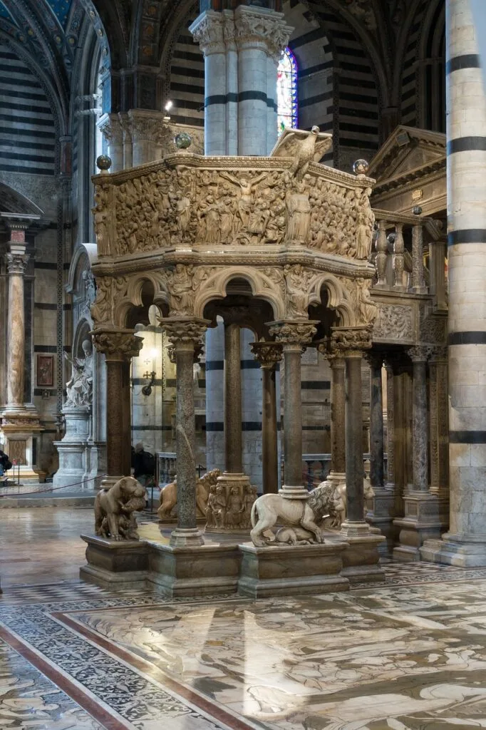 Ambon sculpté sur colonnes à l'intérieur du Duomo de Sienne.