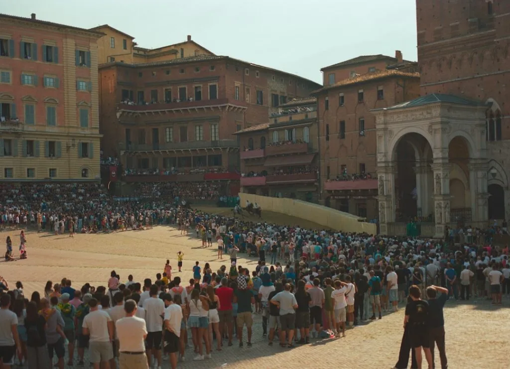 Foule massée autour de la piste du Palio sur la Piazza del Campo à Sienne.