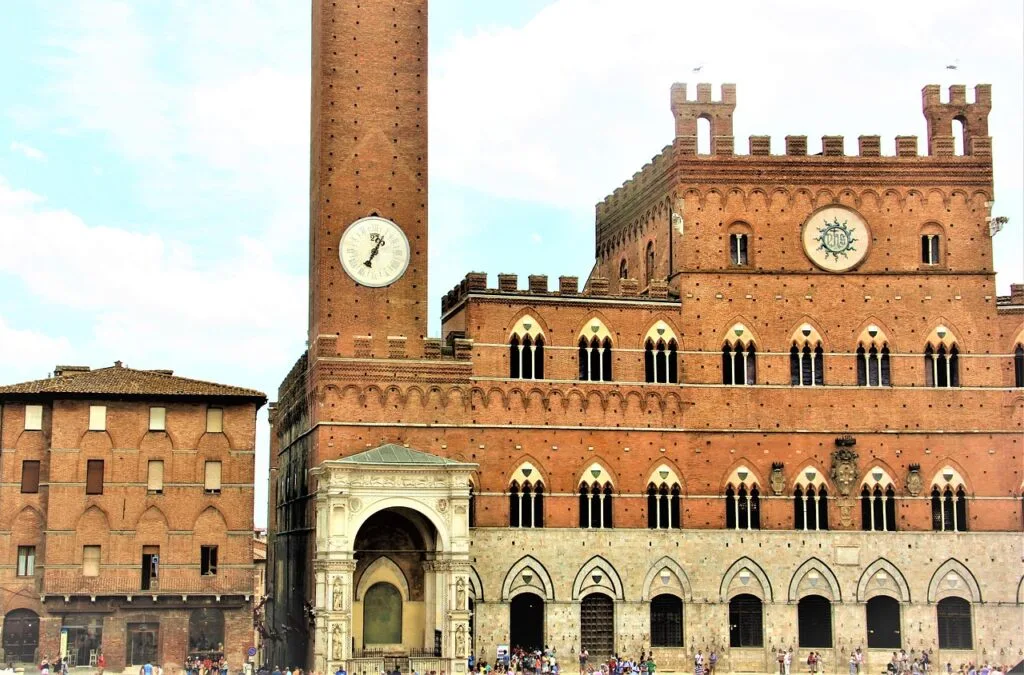 Palazzo Pubblico et tour du Mangia sur la Piazza del Campo à Sienne
