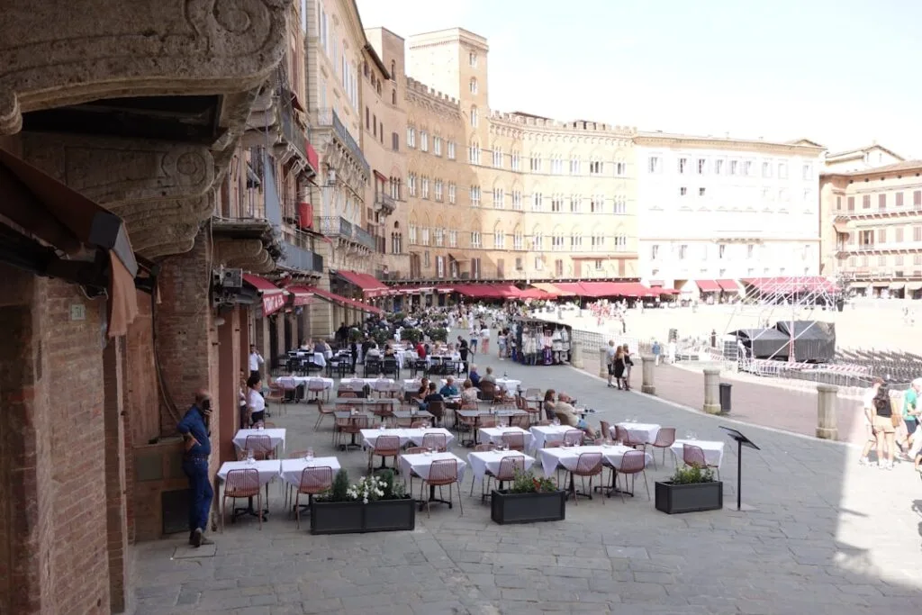 Terrasses de restaurants alignées sur la Piazza del Campo à Sienne