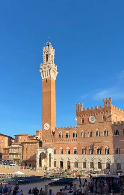 La Torre del Mangia s'élève au-dessus du Palazzo Pubblico à Sienne