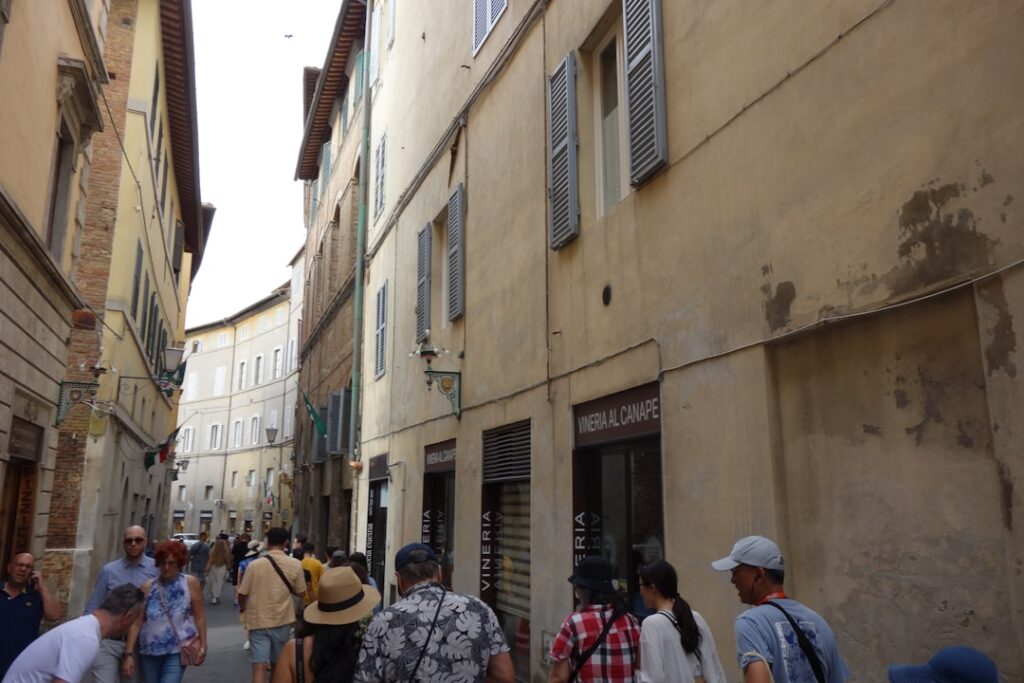 Siena street map walking tourists