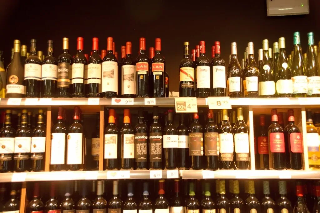 Rayon de bouteilles de vin rouges et blancs à Sienne