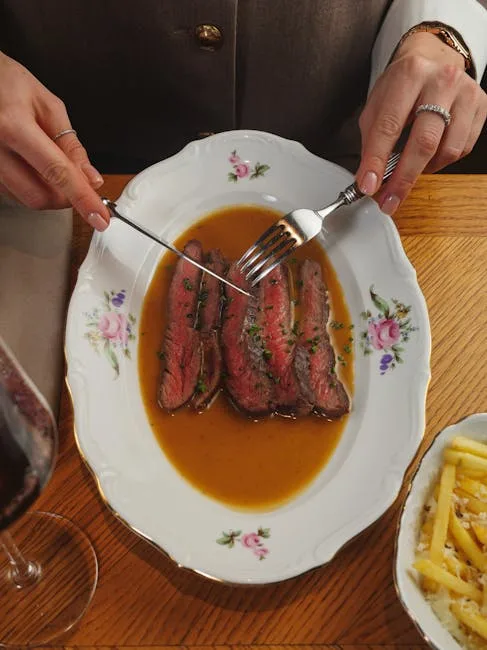 Plat de viande tranchée servie dans une trattoria de Sienne avec mains