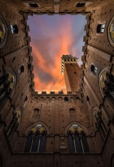 Cour intérieure du Palazzo Pubblico à Sienne, tour et ciel orangé