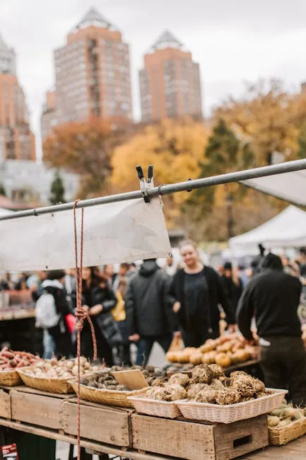 Étal de racines et légumes sur un marché animé, clients flous