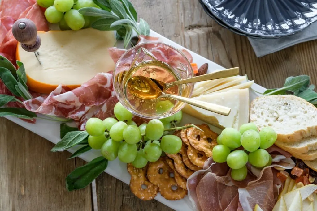Antipasti-Platte mit Trauben, Käse und Schinken in Siena