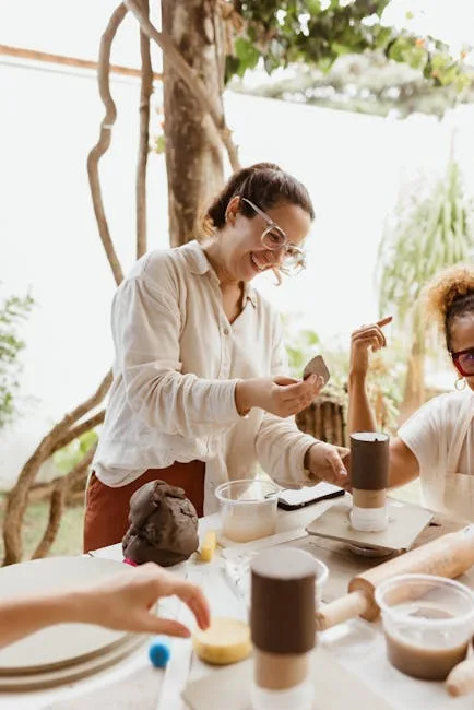 Personne souriante modelant de l'argile lors d'un atelier de poterie près de Sienne