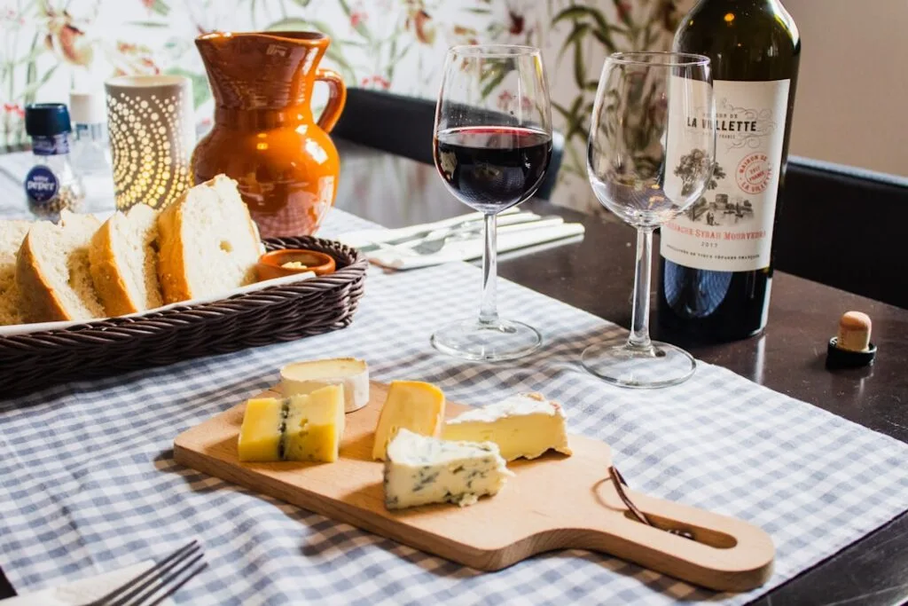 Dégustation de fromages et verre de vin rouge près de Sienne.