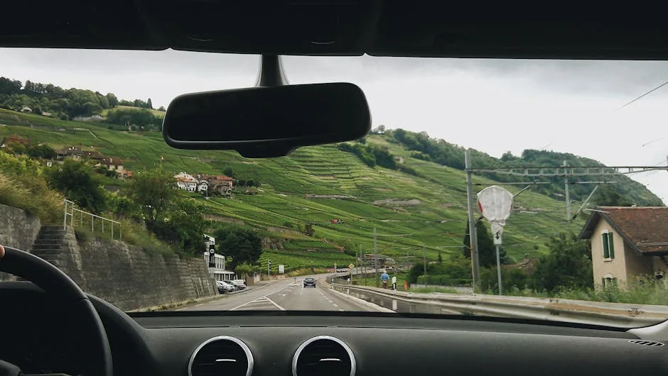 Route sinueuse à travers vignobles du Chianti vue depuis une voiture