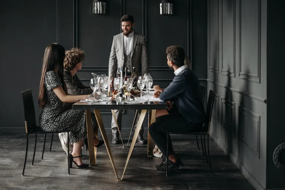 Cours d'oenologie à Sienne: sommelier debout guidant trois participants