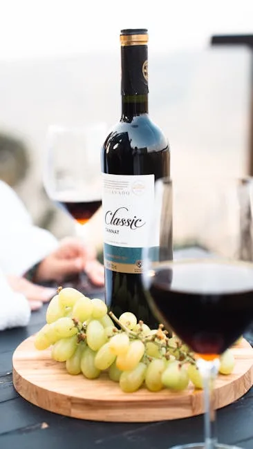 Bouteille de vin rouge et grappes de raisin lors d'une dégustation à Sienne