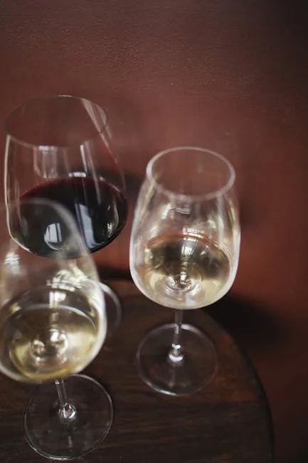 Trois verres de dégustation, deux blancs et un rouge, à Montepulciano