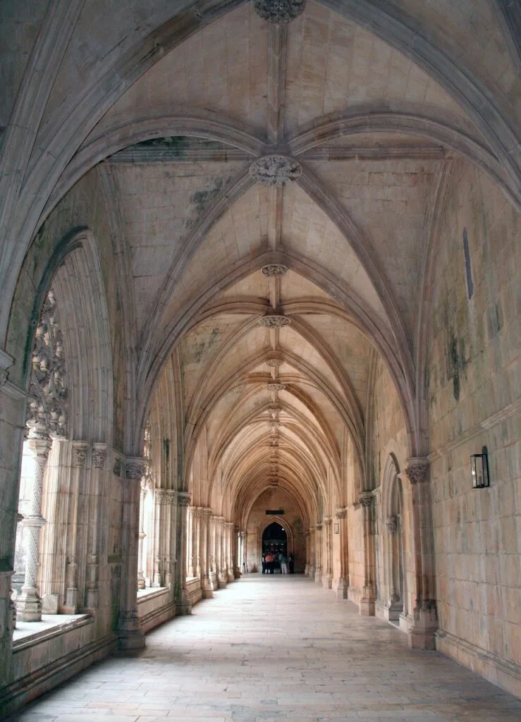 Galerie voûtée gothique du cloître, colonnes et fenêtres lumineuses à Sienne
