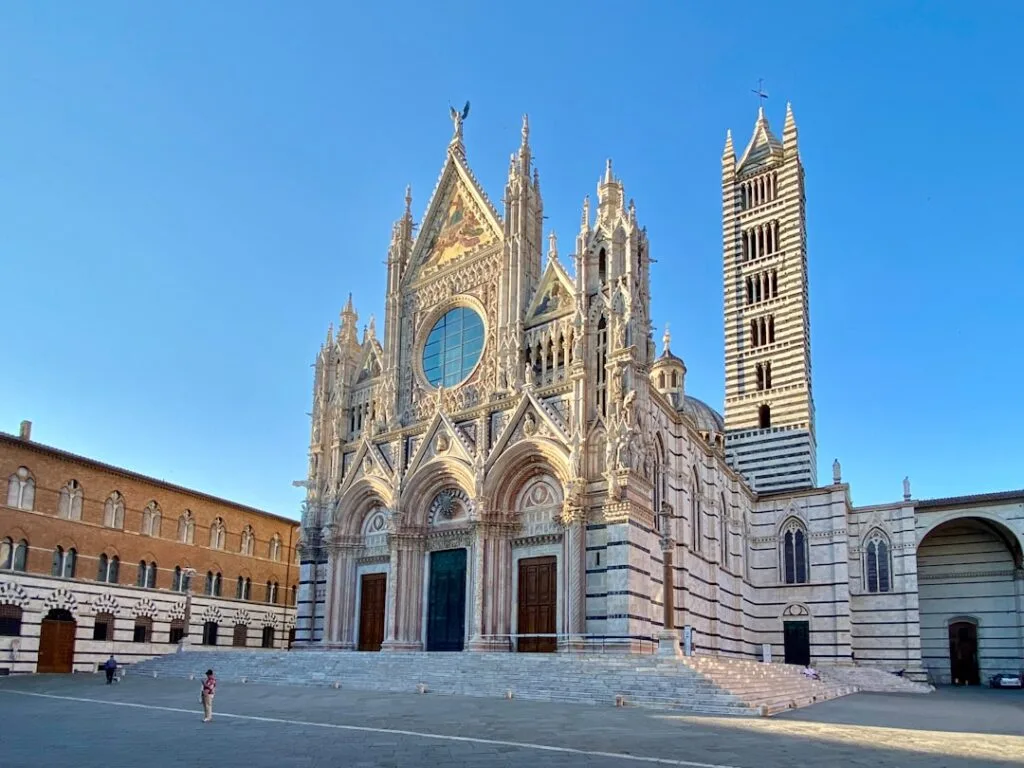 Façade blanche du Duomo de Sienne et campanile rayé