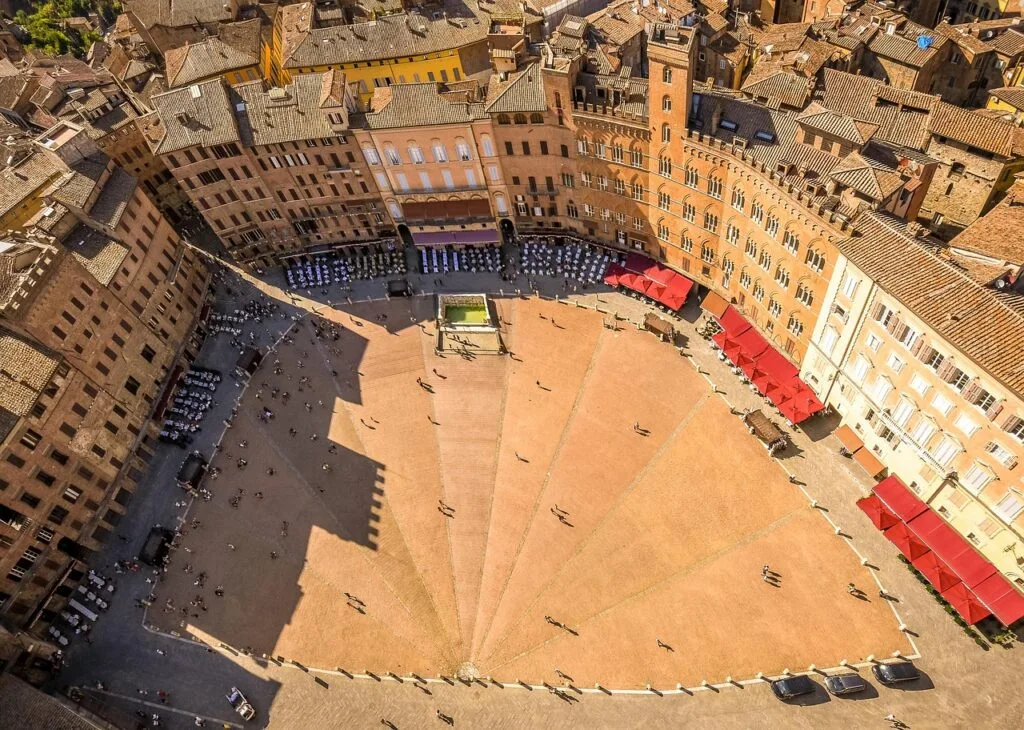 Vue aérienne de la Piazza del Campo à Sienne, forme en éventail