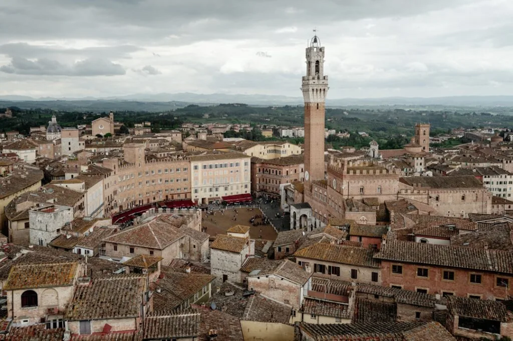 Vue aérienne sur la Piazza del Campo et les toits de Sienne
