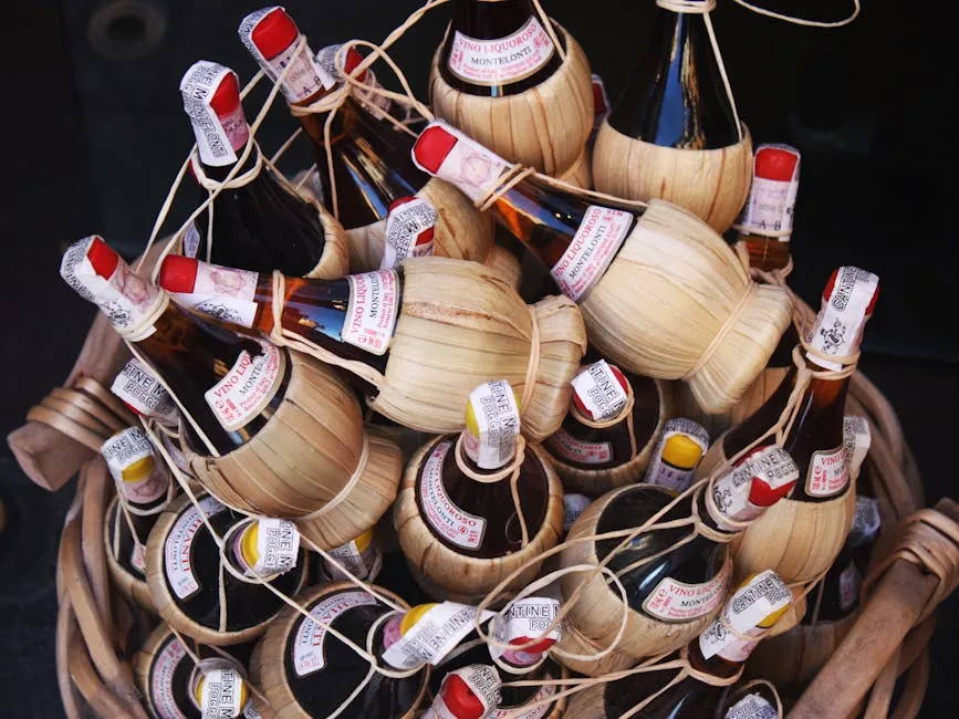 Panier de bouteilles de vin en fiasco typiques de Toscane