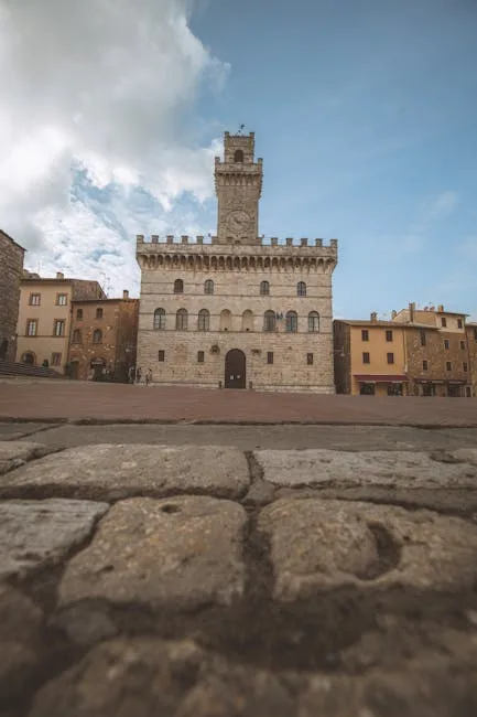 Bâtiment médiéval à tour sur la place pavée de Montepulciano