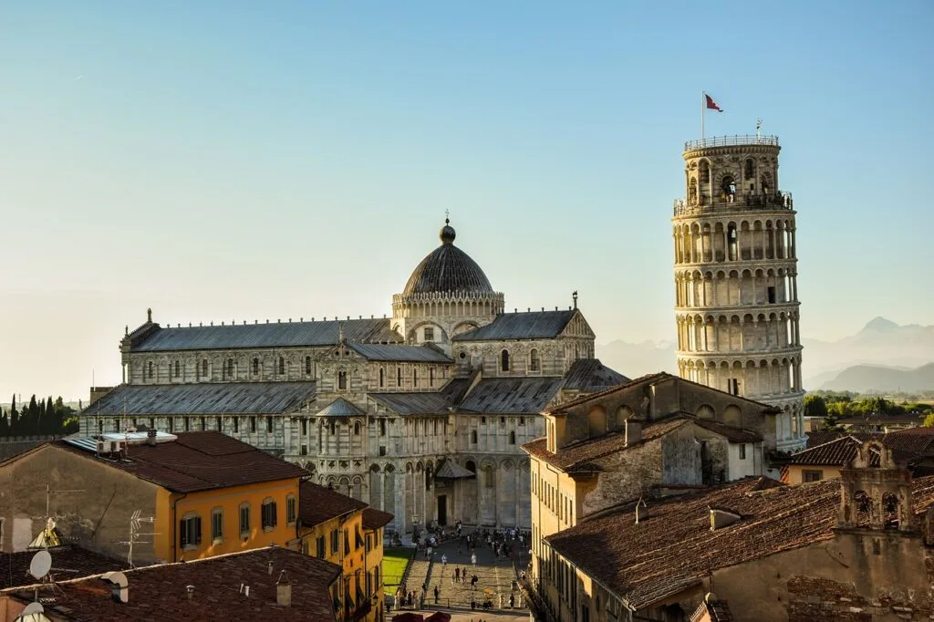 Vue panoramique de la Piazza dei Miracoli et tour de Pise.