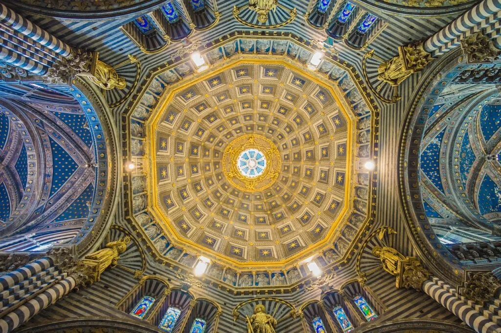 Voûte dorée et décor étoilé au centre du Duomo de Sienne